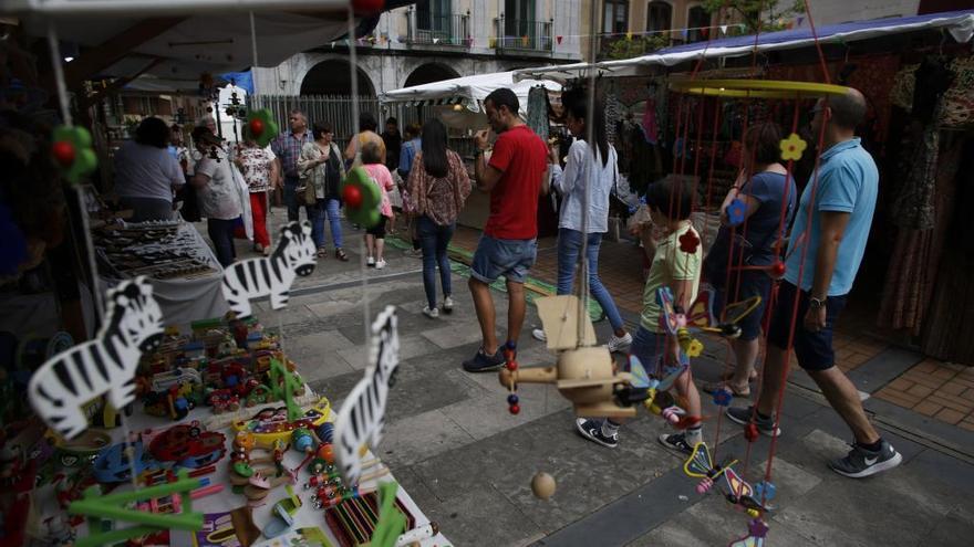 Público en el mercadillo del Sol Celta.