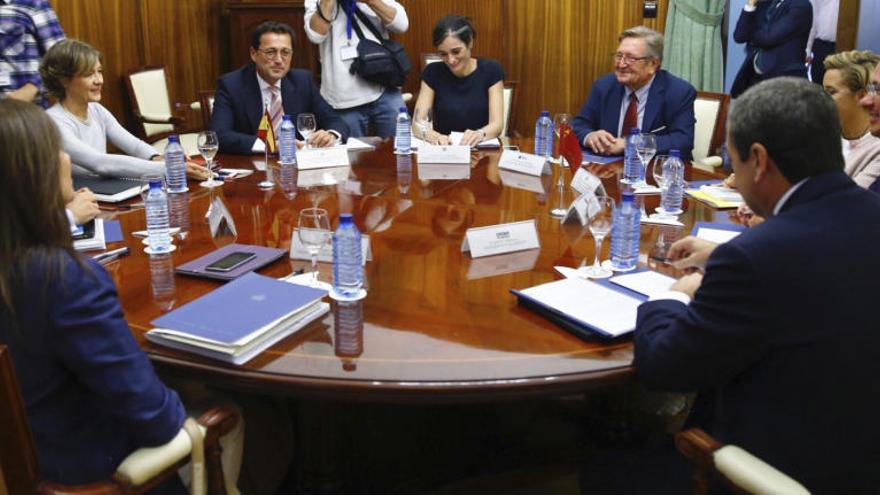 Isabel García Tejerina (i), durante la reunión que ha mantenido con Pedro Antonio Sánchez (d), para abordar cuestiones como el agua para el campo murciano.