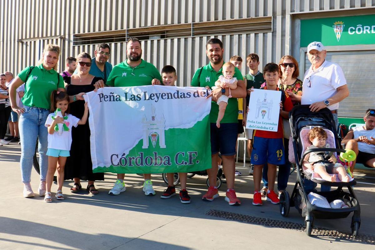 Un grupo de componentes de la peña Las Leyendas del Córdoba CF.