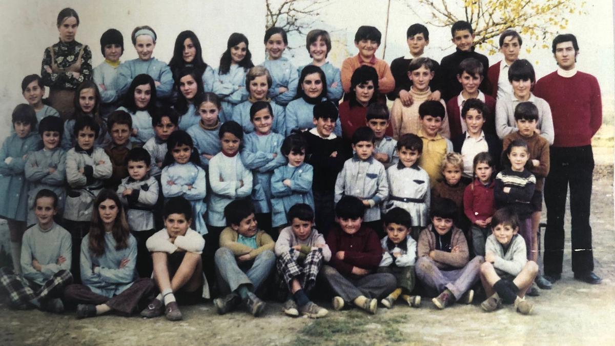 Soldevila, el segon de baix a la dreta, en una fotografia amb l'escola del 1973
