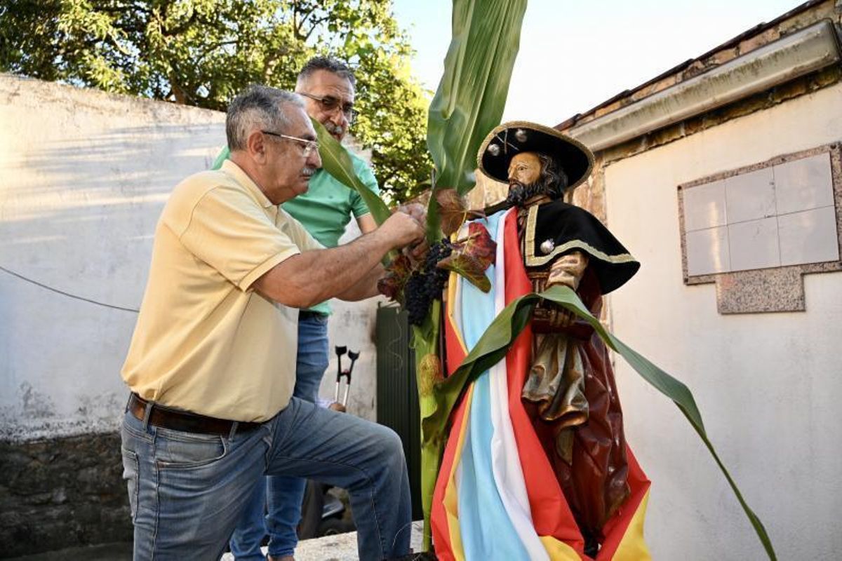 La imagen del Apóstol, con las ofrendas de los vecinos de O Burgo. | // RAFA VÁZQUEZ