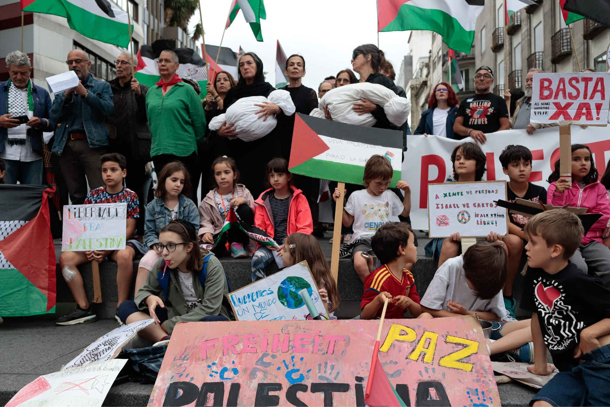Las imágenes de la multitudinaria manifestación en Vigo contra el «genocidio» de Israel sobre Palestina