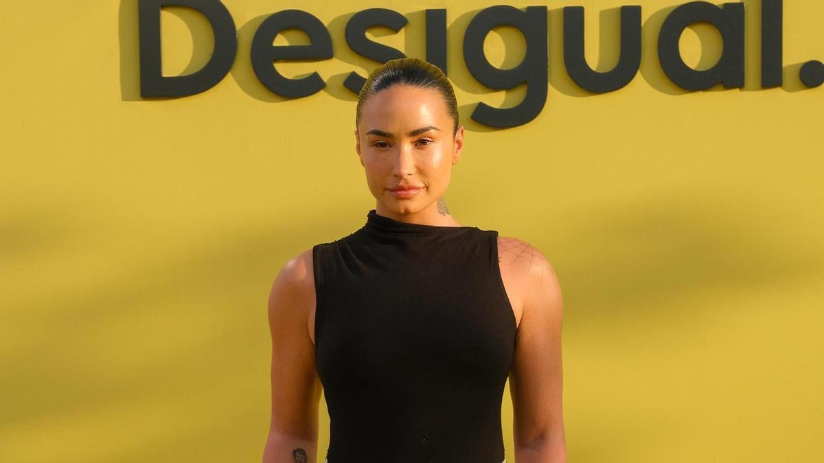 Demi Lovato en el desfile con el que Desigual celebró en Ibiza los 40 años de su primera tienda.