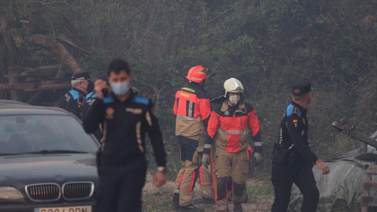 Bomberos y policía en el monte Naranco de Oviedo