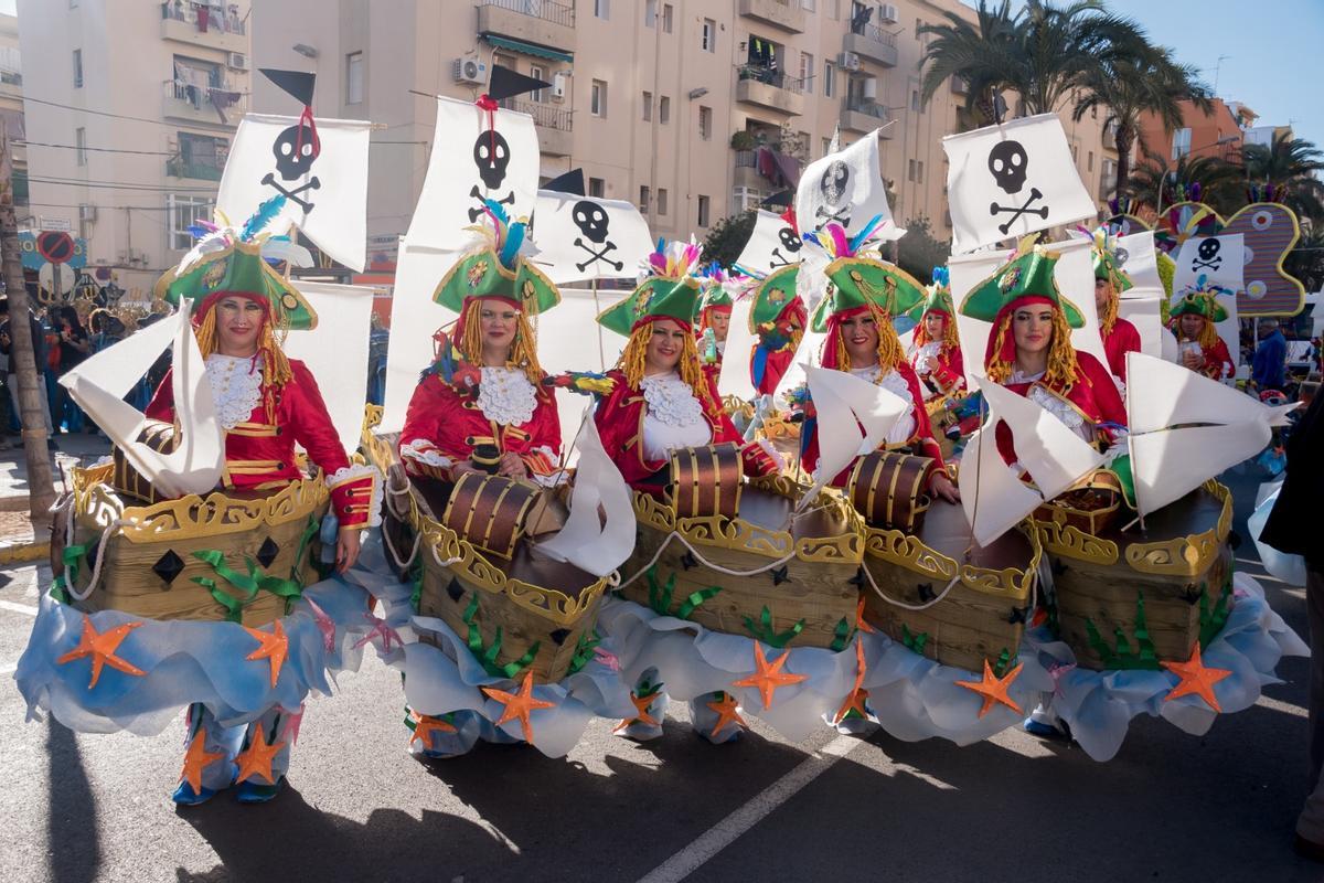 La cabalgata fallera llena de color el Port de Sagunt