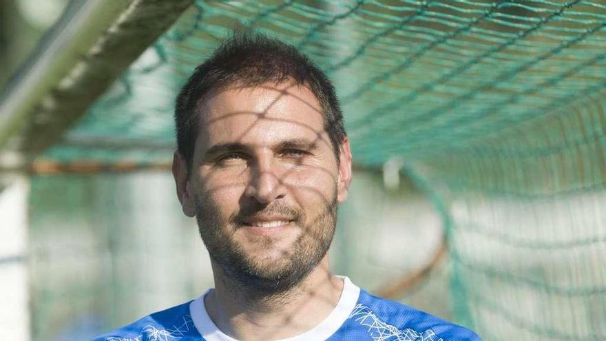 Manu Sánchez posa en uno de los campos de entrenamiento de la ciudad deportiva de Abegondo.