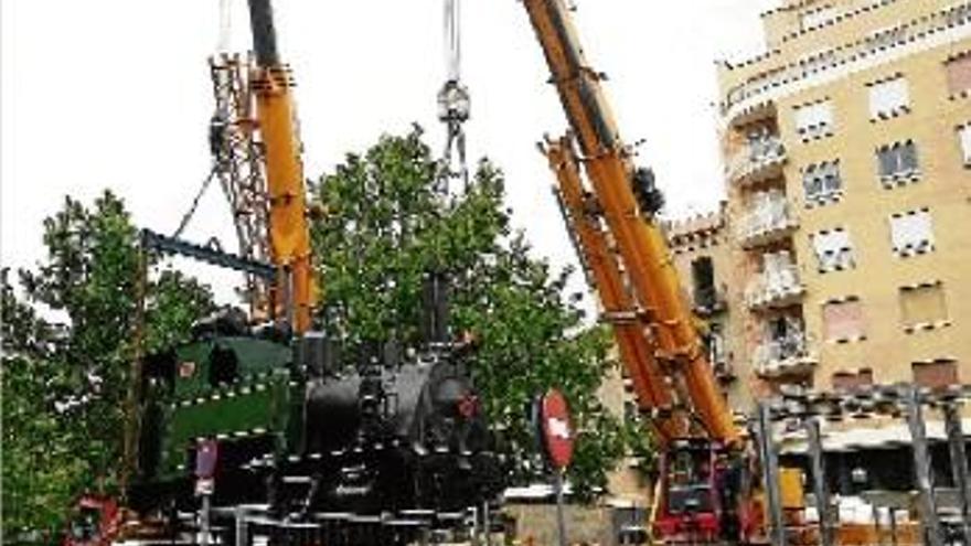 A l&#039;esquerra, l&#039;operació de reinstal·lació de la màquina; a la dreta, la locomotora restaurada ja reubicada al parc de l&#039;Estació Vella