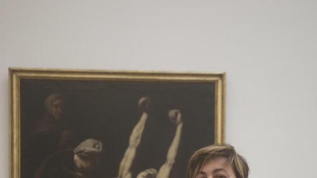 Pérez-Martín posa en el Museo de Bellas Artes ante el San Sebastián de Ribera, que la marquesa de Ràfol donó a la Academia.