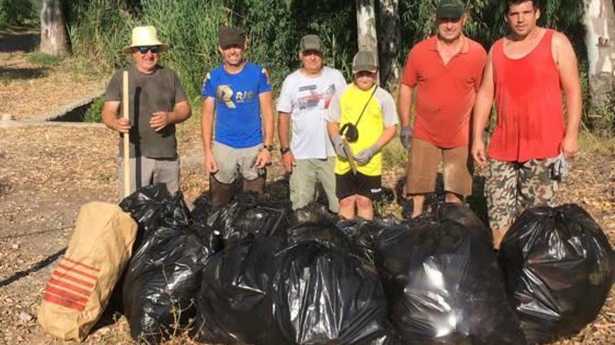 Los cazadores y pescadores, tras completar su tarea.