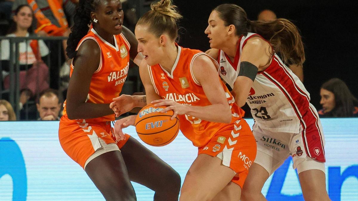 Las jugadoras del Valencia BC, durante la derrota en el Roig Arena ante Casademont.
