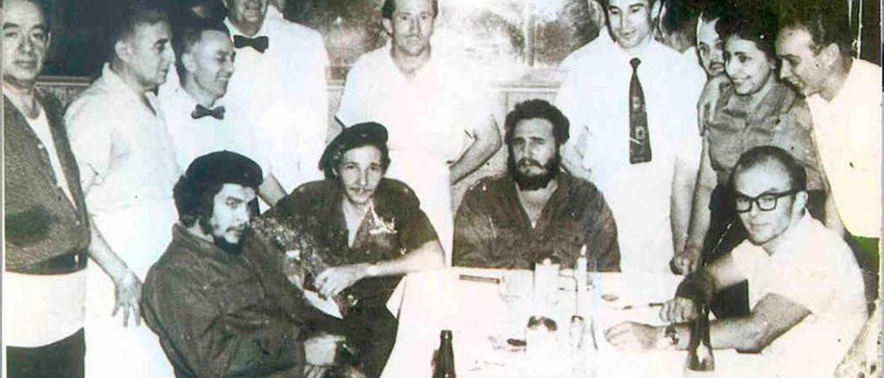 Sentados, por la izquierda: Ernesto &quot;Che&quot; Guevara, Raúl Castro, Fidel Castro y el turista sierense, en La Habana, hacia el mes de febrero de 1959.