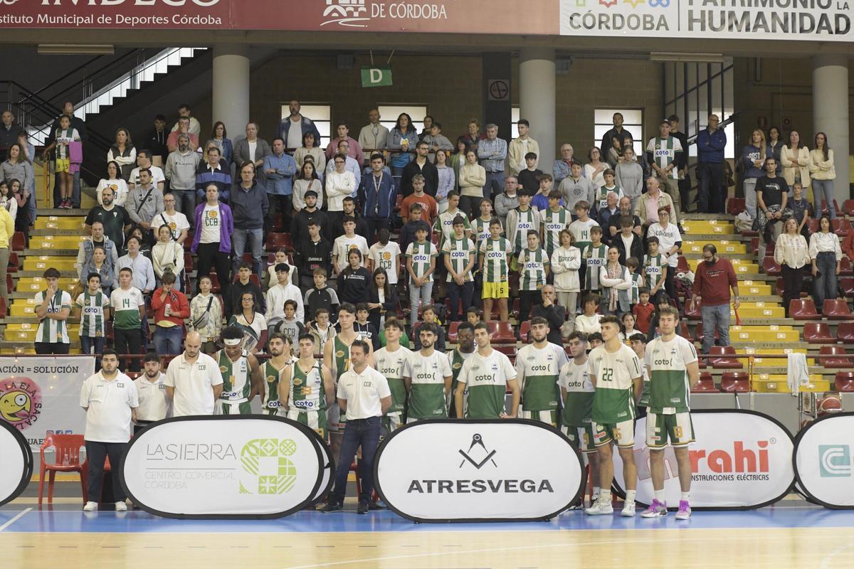 Los jugadores del Coto Córdoba Baloncesto antes del partido ante el Cimbis en Vista Alegre.