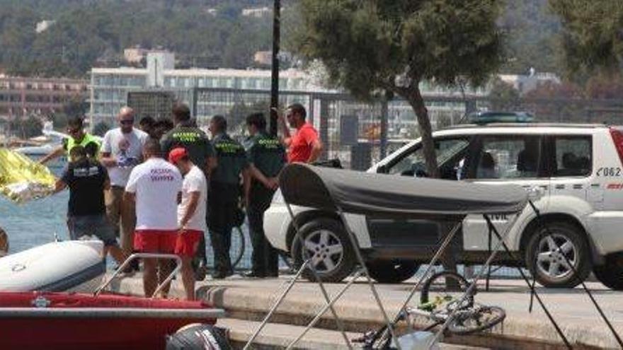 Agentes del Instituto Armado en el puerto de Sant Antoni, donde hallaron un cadáver flotando.