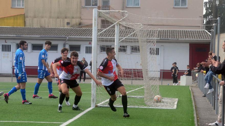 Migui celebra el segundo tanto del Arosa, ayer, en Vilaxoán.