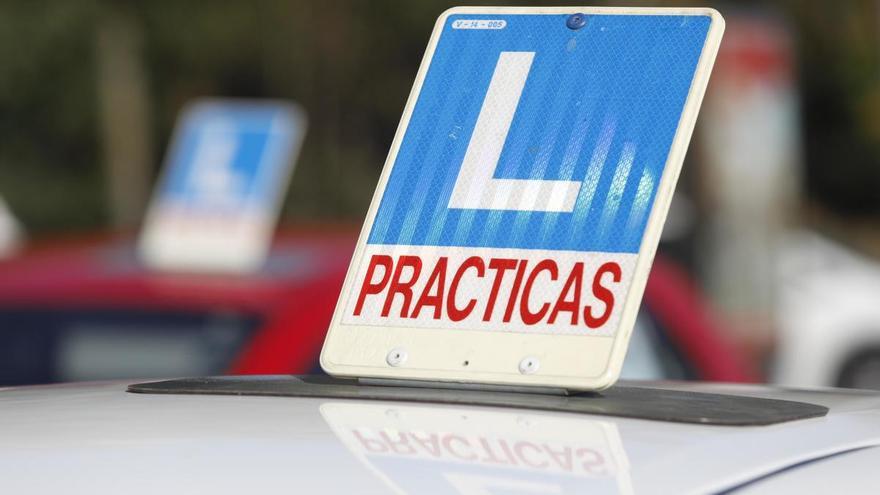 Els funcionaris denuncien que les autoescoles preparen malament els alumnes del permís de conduir a Girona