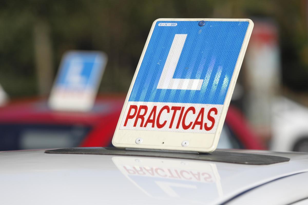 Una L de pràctiques en un vehicle d'autoescola.