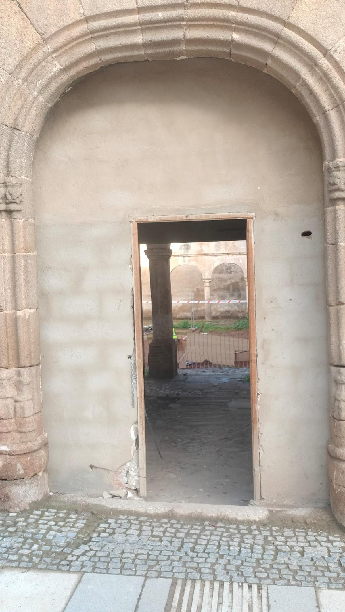 Zona excavada en el convento de las Freylas, donde han aparecido restos arqueológicos durante los trabajos previos a la instalación de la grúa.