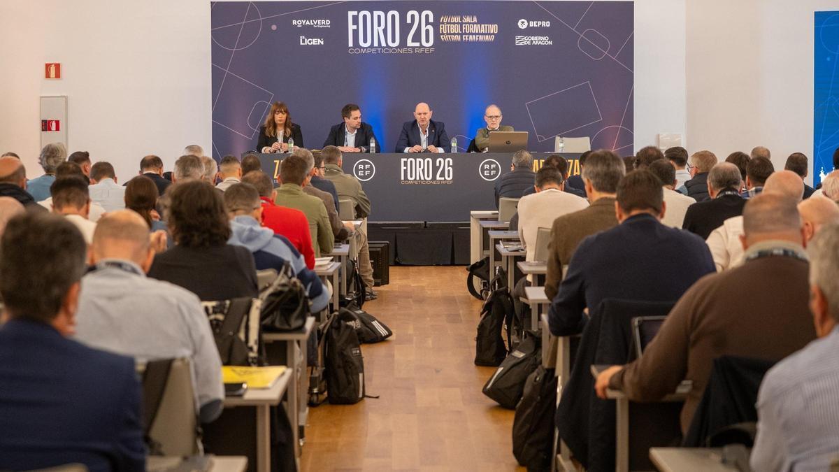 El presidente de la Real Federación Española de Fútbol (RFEF), Rafael Louzán, durante las ponencias del Congreso de Competiciones Foro 26 de Zaragoza