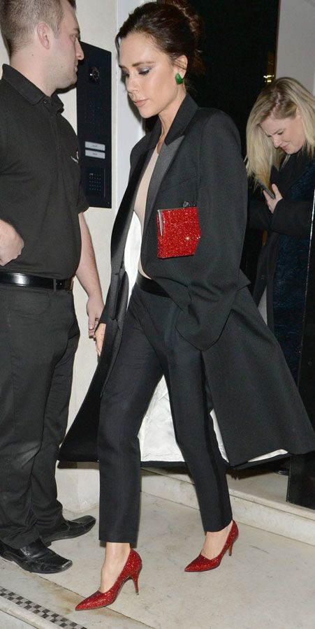 Victoria Beckham y su look masculino con accesorios rojos
