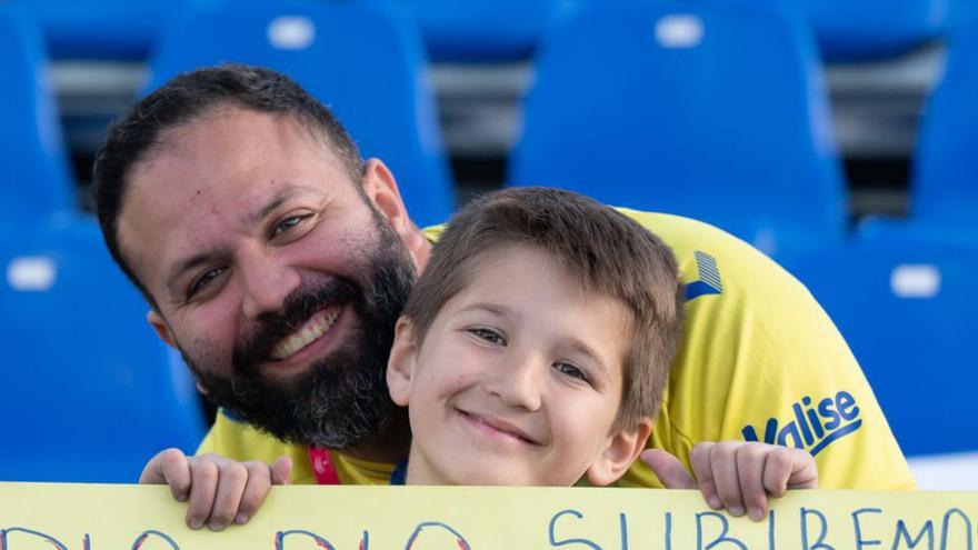 Un joven aficionado posa con una pancarta en apoyo a Valles y por el ascenso. | | LOF