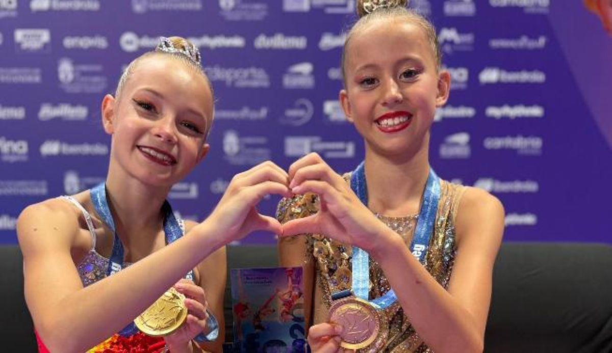 Catalina Carbajo y Lía de Torres, del Aura, posan con su oro por equipos.