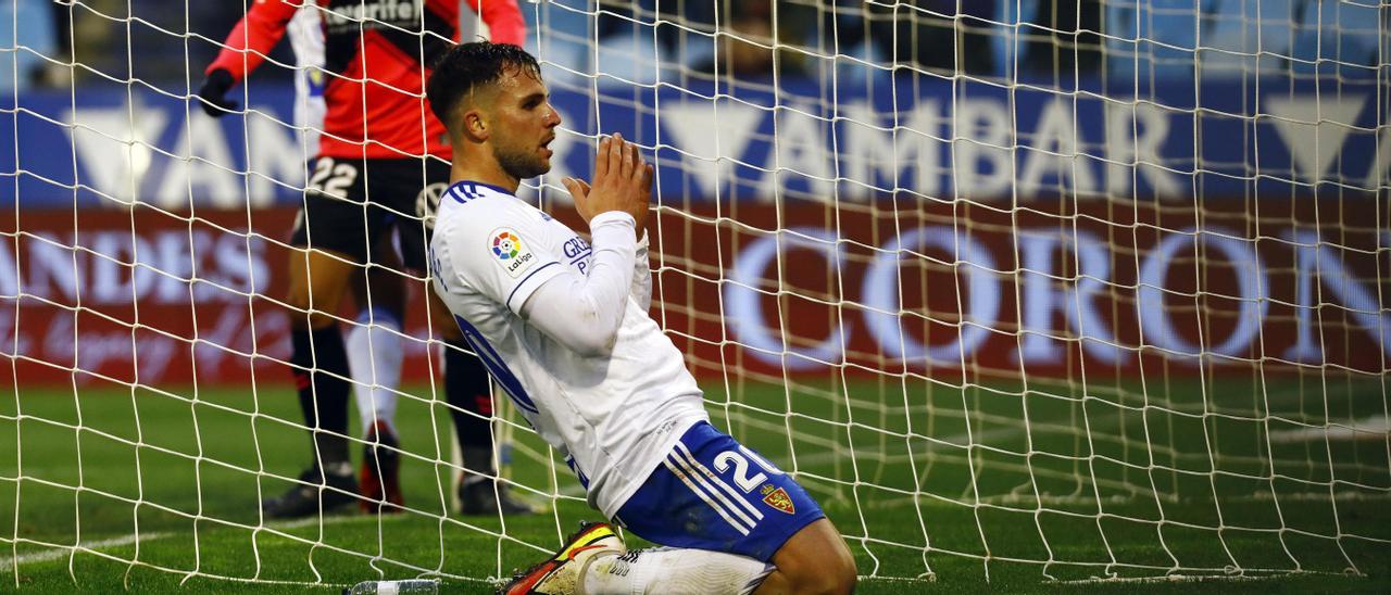 Álvaro Giménez se lamenta tras una ocasión en el partido ante el Tenerife con el que se despidió el año 2021.