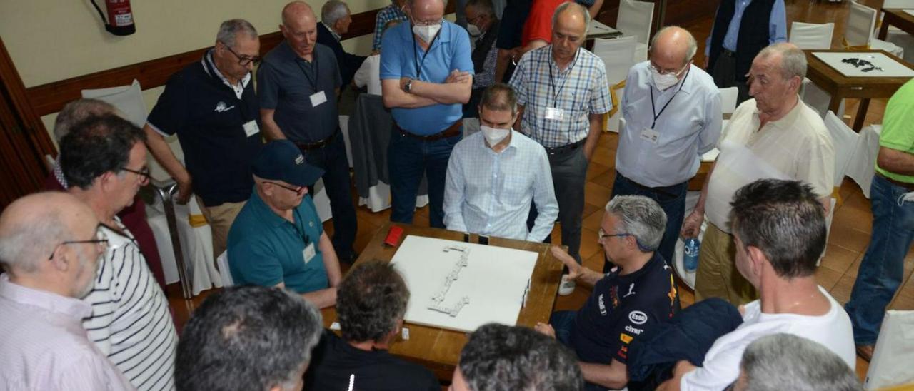 Un ad elas partidas seguida por otros participantes en el trofeo de Cangas.