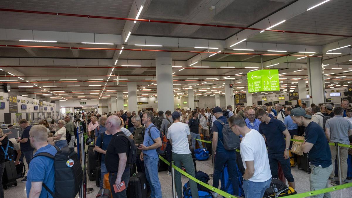 VIDEO | Denuncian “caos” en el aeropuerto de Mallorca: desbordes de basura, obras y exceso de viajeros