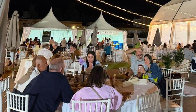 Comensales en la Plaza de España de Ribeira degustando los manjares de Gastromar.
