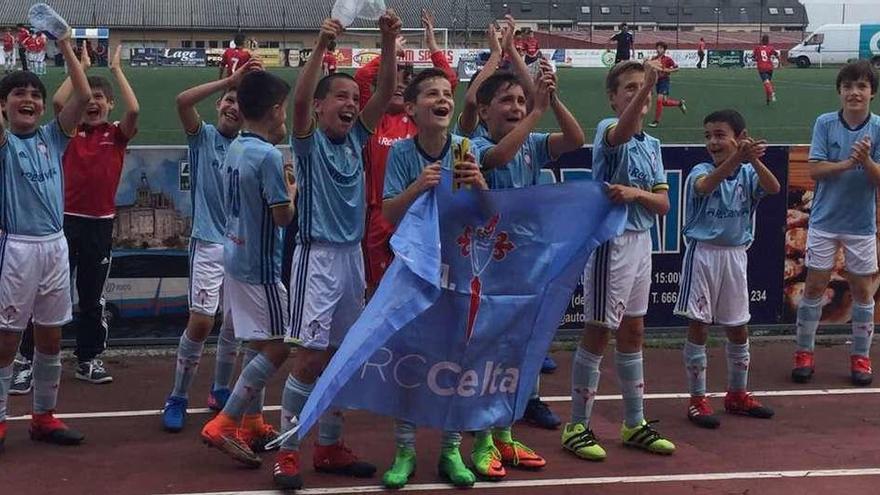 Los benjamines celebran el título logrado en Arzúa. // FDV