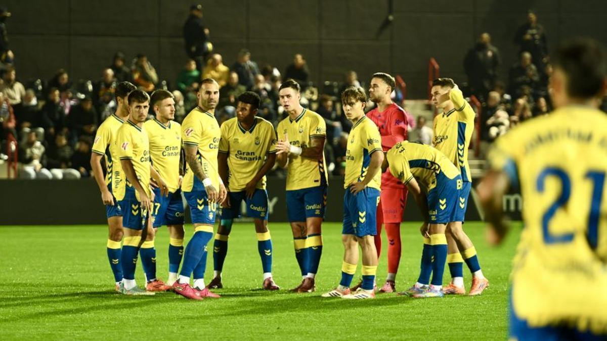 El once inicial de la UD Las Palmas en el Alfonso Murube de Ceuta antes de comenzar el duelo.