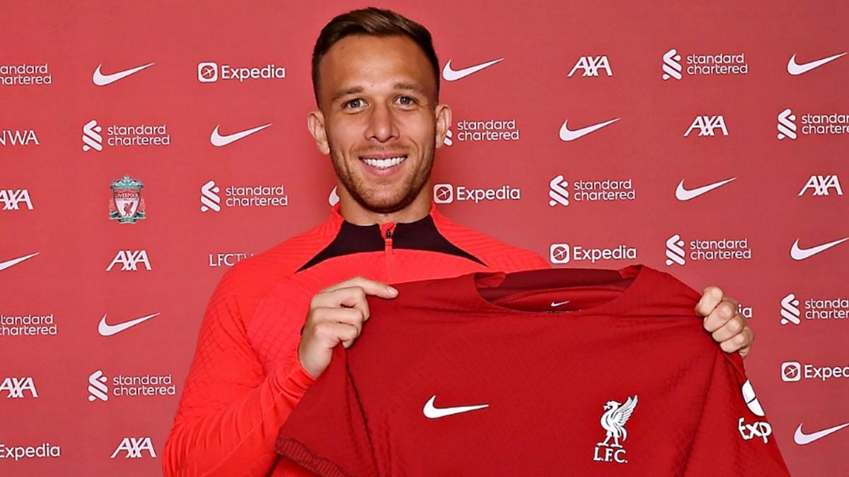 Arthur Melo, posando con la camiseta del Liverpool