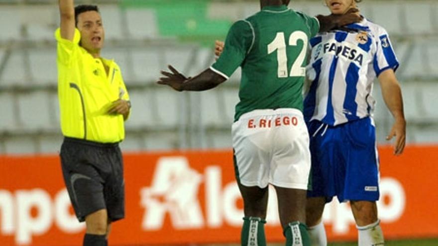 Un jugador del Racing agarra del cuello a Verdú en un partido de Copa Xunta y el árbitro le amonesta.