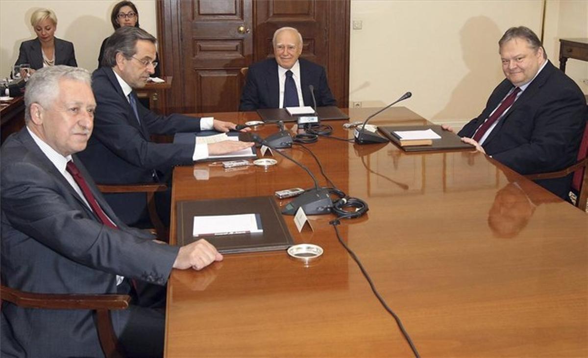 D’esquerra a dreta, Fotis Kuvelis, d’Esquerra Democràtica, Antonis Samaràs, de Nova Democràcia, el president grec, Kàrolos Papúlias, i Evànguelos Venizelos, del PASOK. D’esquerra a dreta, Fotis Kuvelis, d’Esquerra Democràtica, Antonis Samaràs, de Nova Democràcia, el president grec, Kàrolos Papúlias, i Evànguelos Venizelos, del PASOK.