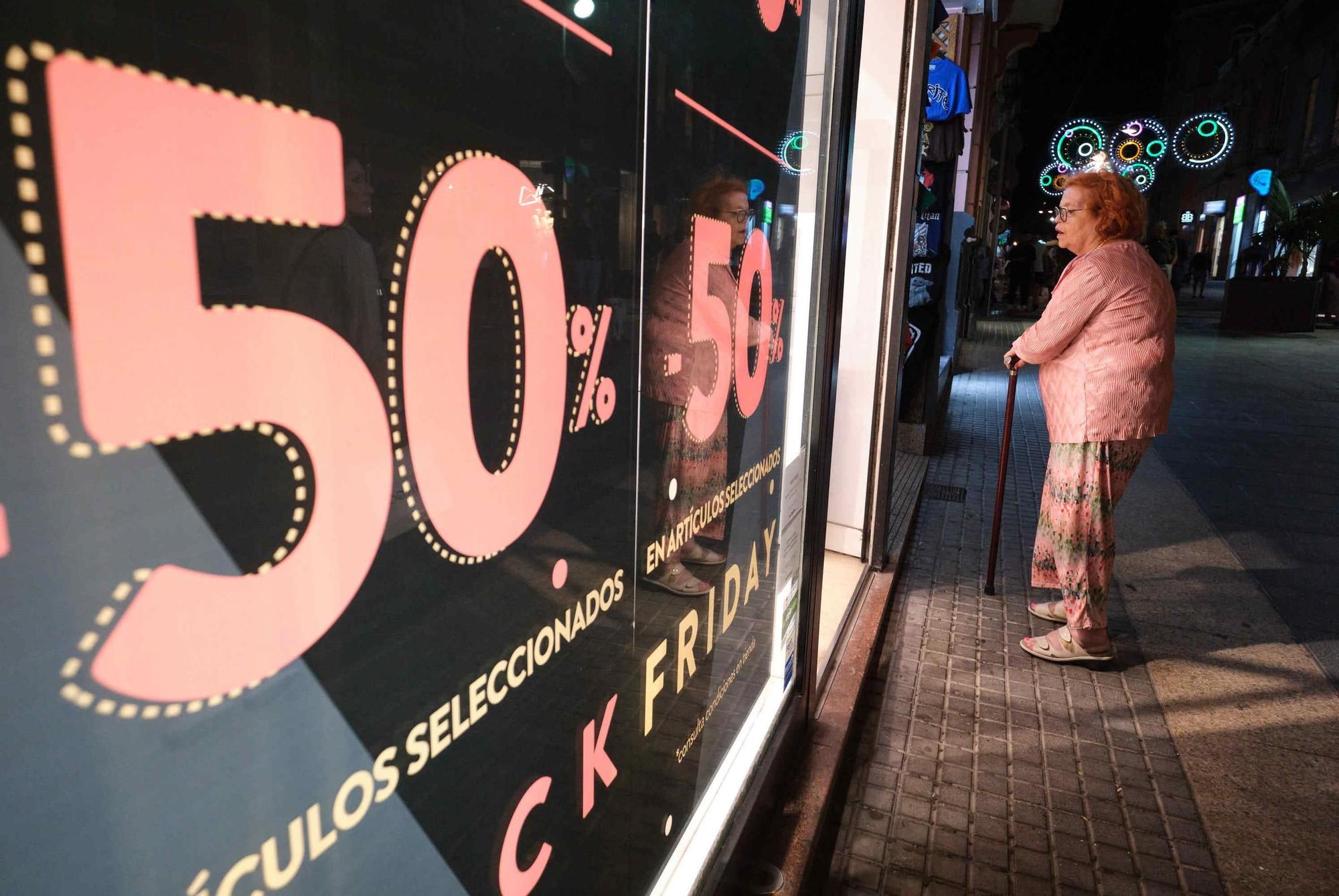 Los clientes aprovechan los descuentos del ‘Black Friday’ en los comercios de Tenerife