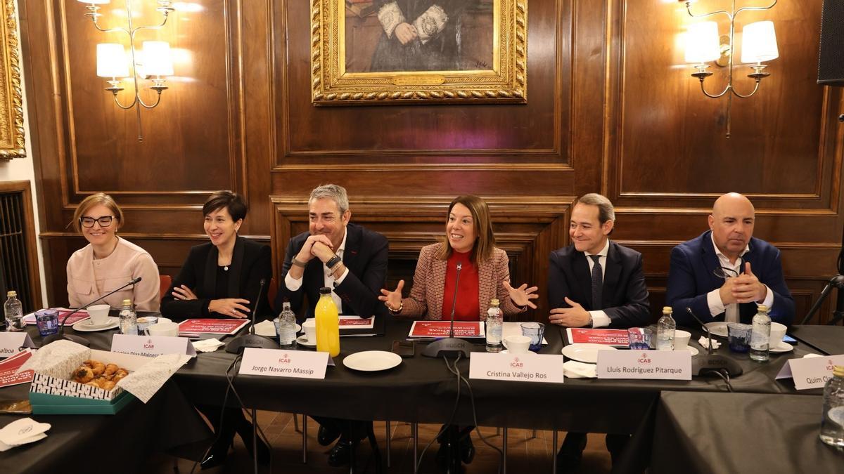 La decana del Col.legi de l'Abogacía de Barcelona, Cristina Vallejo, junto al vicedecano Jorge Navarro, a la izquierda, y miembros de la junta de gobierno.
