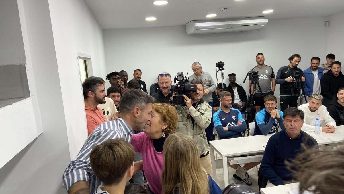 Xisco Jiménez estuvo acompañado por sus tres hijos, su madre y su hermano en la sala de prensa del Estadi Balear