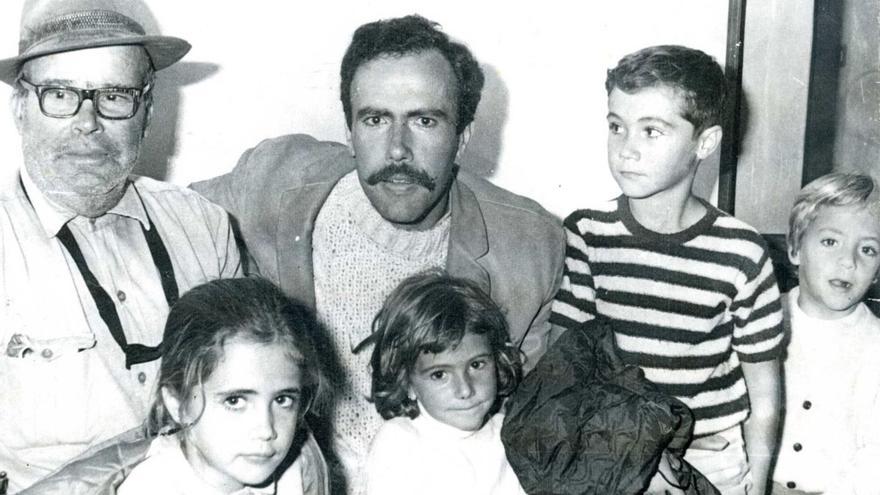 Totoyo Millares en la época que dirigía Los Gofiones, con sus hijos mayores Selena, Sonia, Yuri y Pablo, de izquierda a derecha, y con Maestro Salvador, intérprete del ‘Canto del boyero’, en el primer disco del grupo.  | | ARCHIVO FAMILIAR