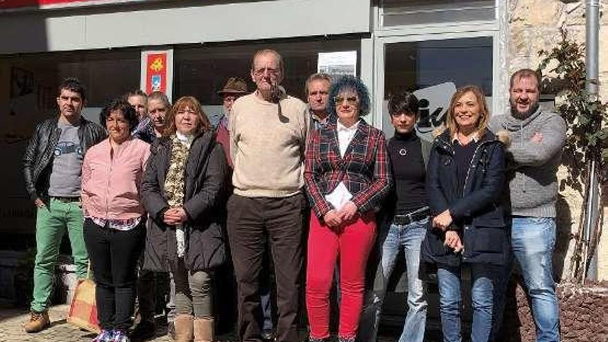 Carlos González, en el centro, junto a sus compañeros de lista y la candidata al Principado, Ángela Vallina.