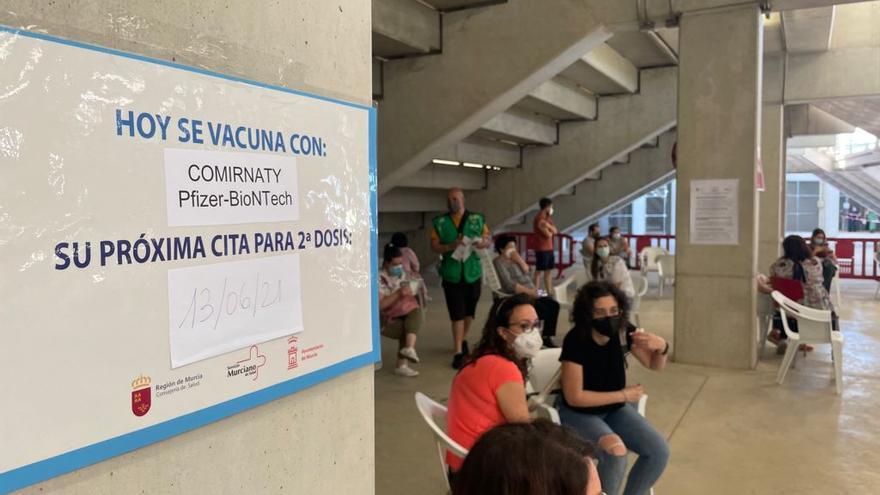 Vacunación en Murcia: Cientos de vacunados se enfrentan al dilema  'AstraZeneca o Pfizer' en Nueva Condomina