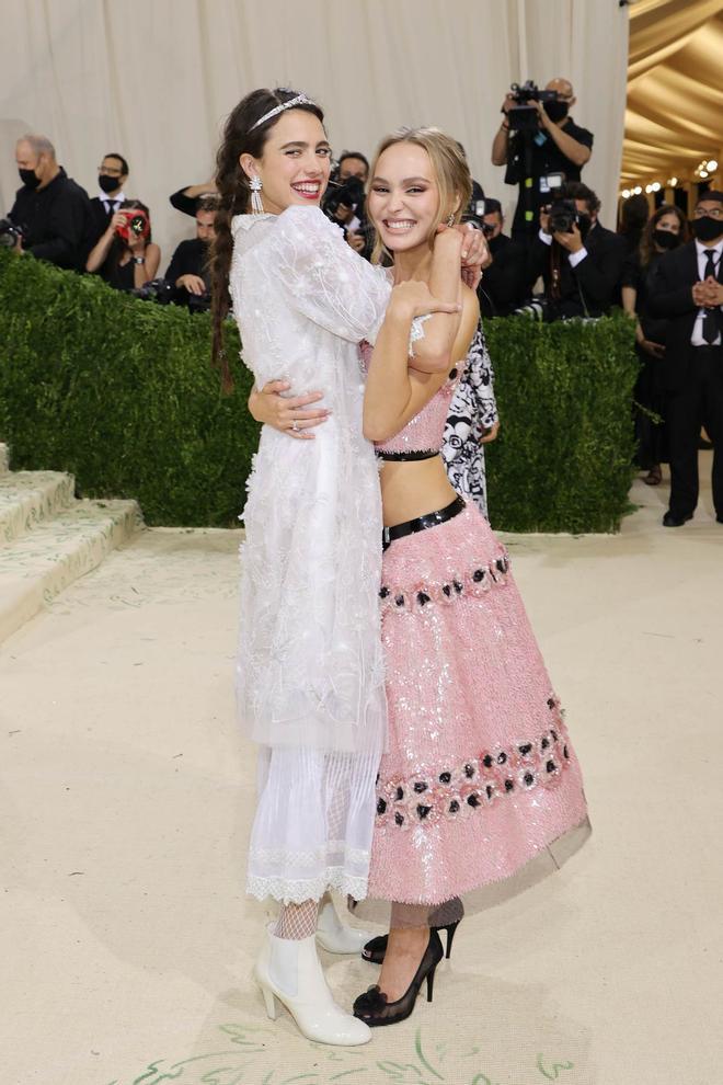 Margaret Qualley y Lily-Rose Depp, de Chanel en la Gala Met 2021