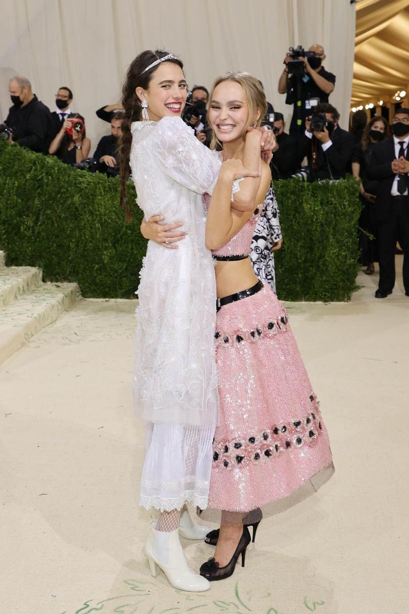 Margaret Qualley y Lily-Rose Depp en la Gala MET 2021