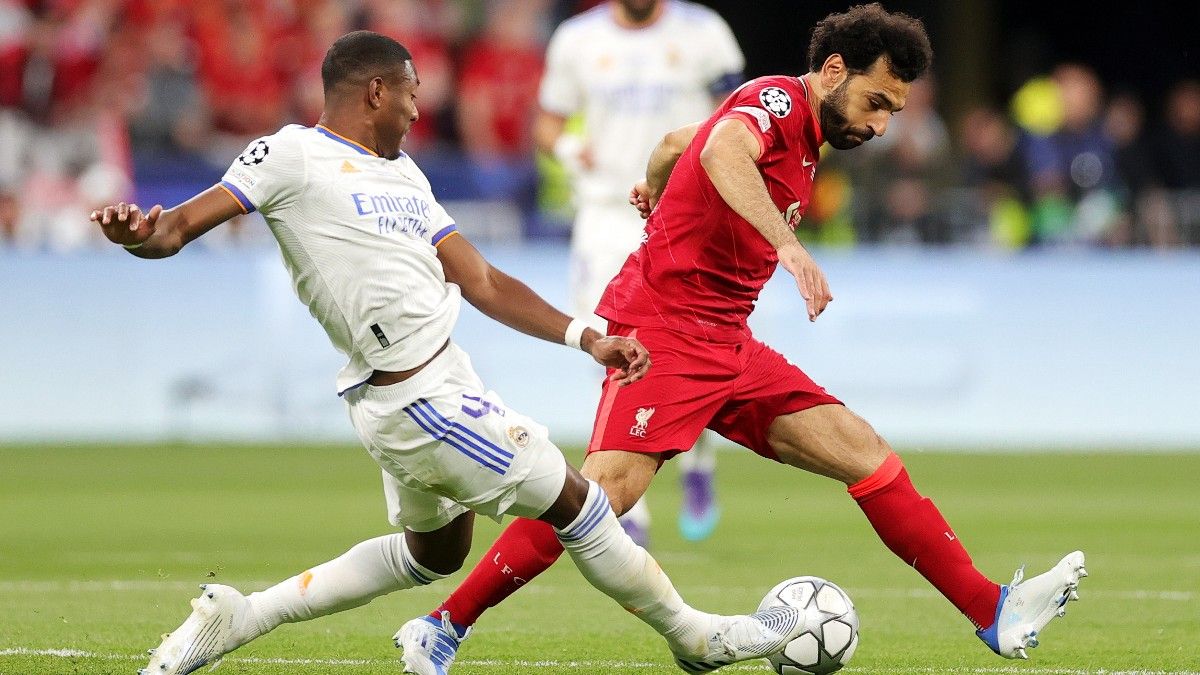 Alaba, en una acción con Salah