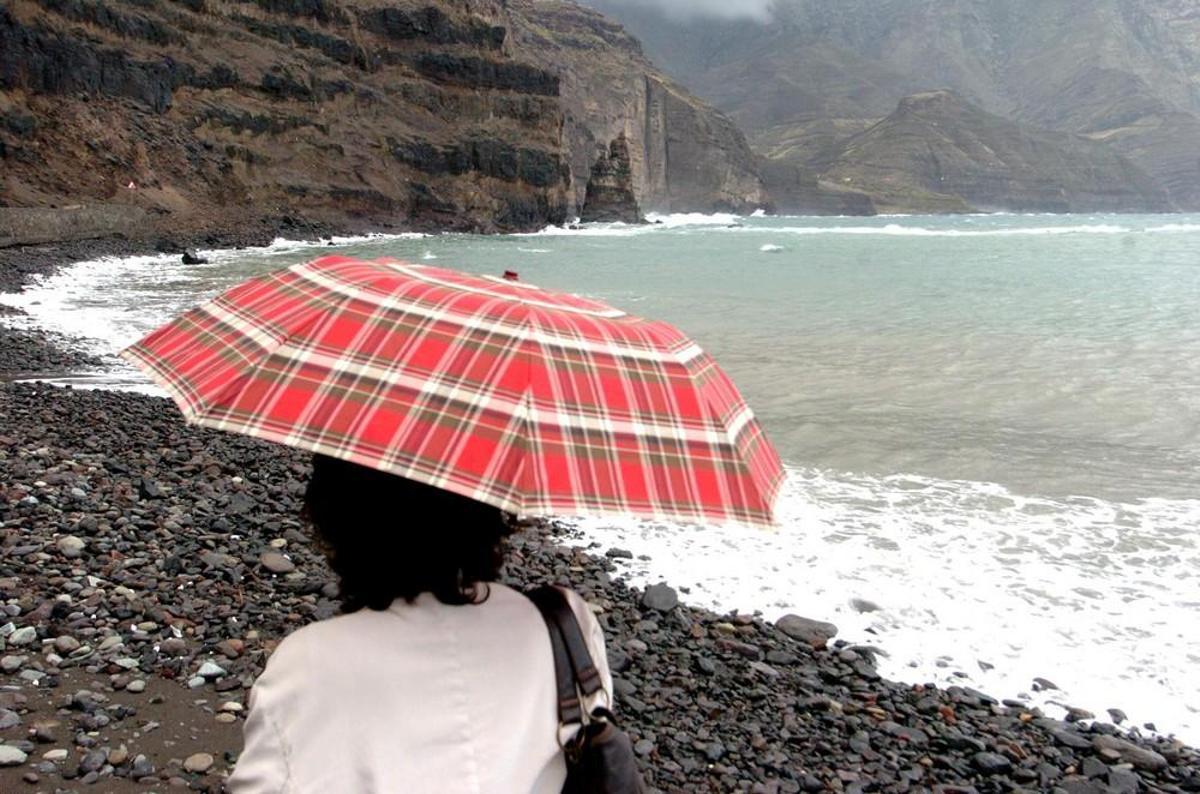 Las rachas de viento parten el Dedo de Dios y provocan apagones Las rachas de viento parten el Dedo de Dios y provocan apagones