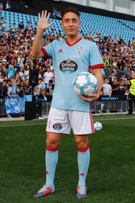 Cientos de aficionados acudieron a estadio del Celta para dar la bienvenida al fichaje estrella de la temporada.