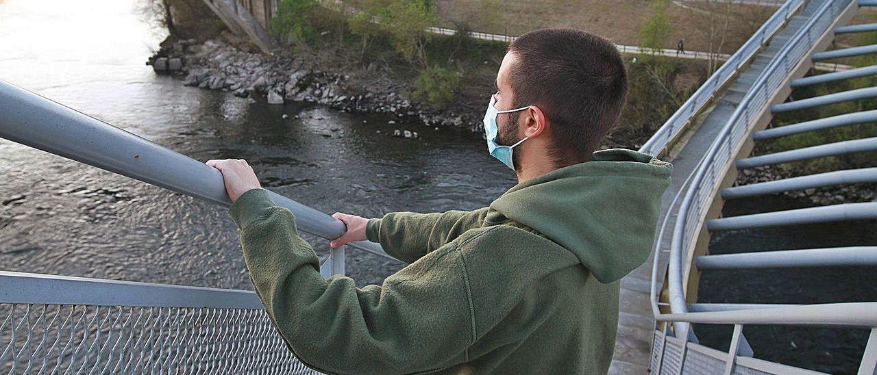 Joven en el Puente del Milenio en Ourense, donde hubo un intento de suicidio esta semana