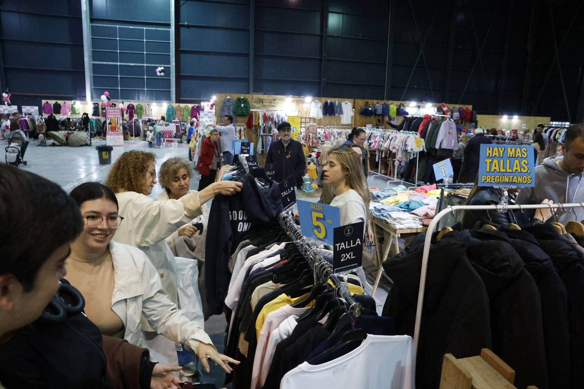 EN IMÁGENES: La Feria de Stocks regresa a Gijón con más expositores que nunca: "Es un gran escaparate para los comercios locales"