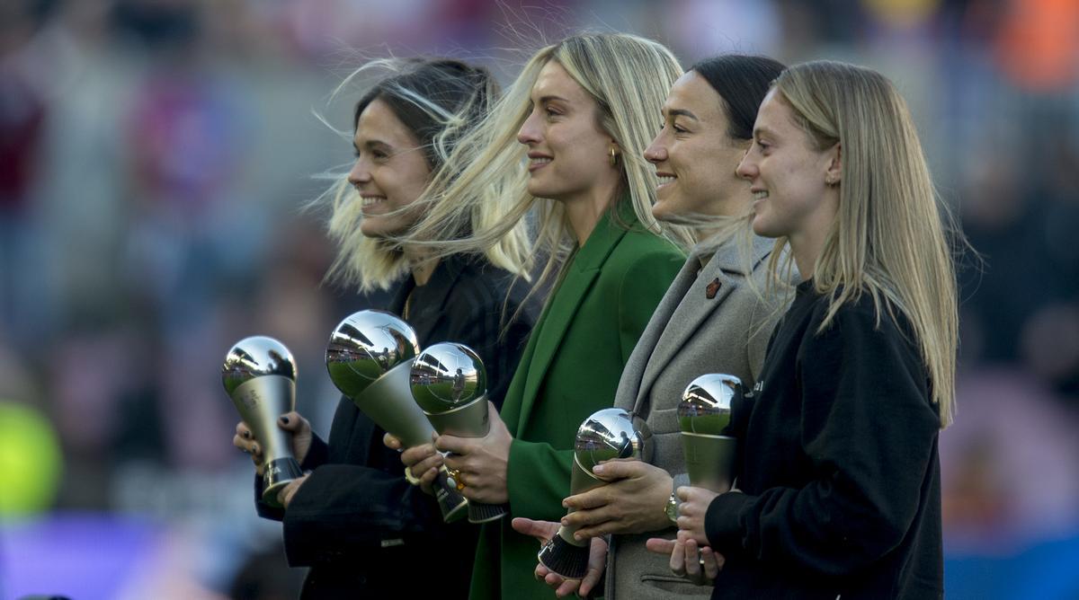 Las jugadoras azulgrana, Mapi León, Alexia Putellas, Lucy Bronze y Keira Walsh con sus últimos premios individuales en el Camp Nou  