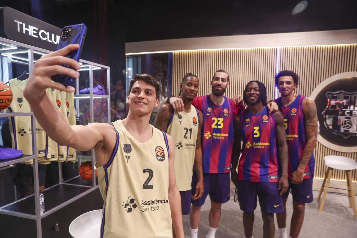 Juani Marcos hace una selfie el día de su presentación con los otros fichajes de la temporada: Will Clyburn, Tornike Shengelia, Myles Cale y Miles Norris.