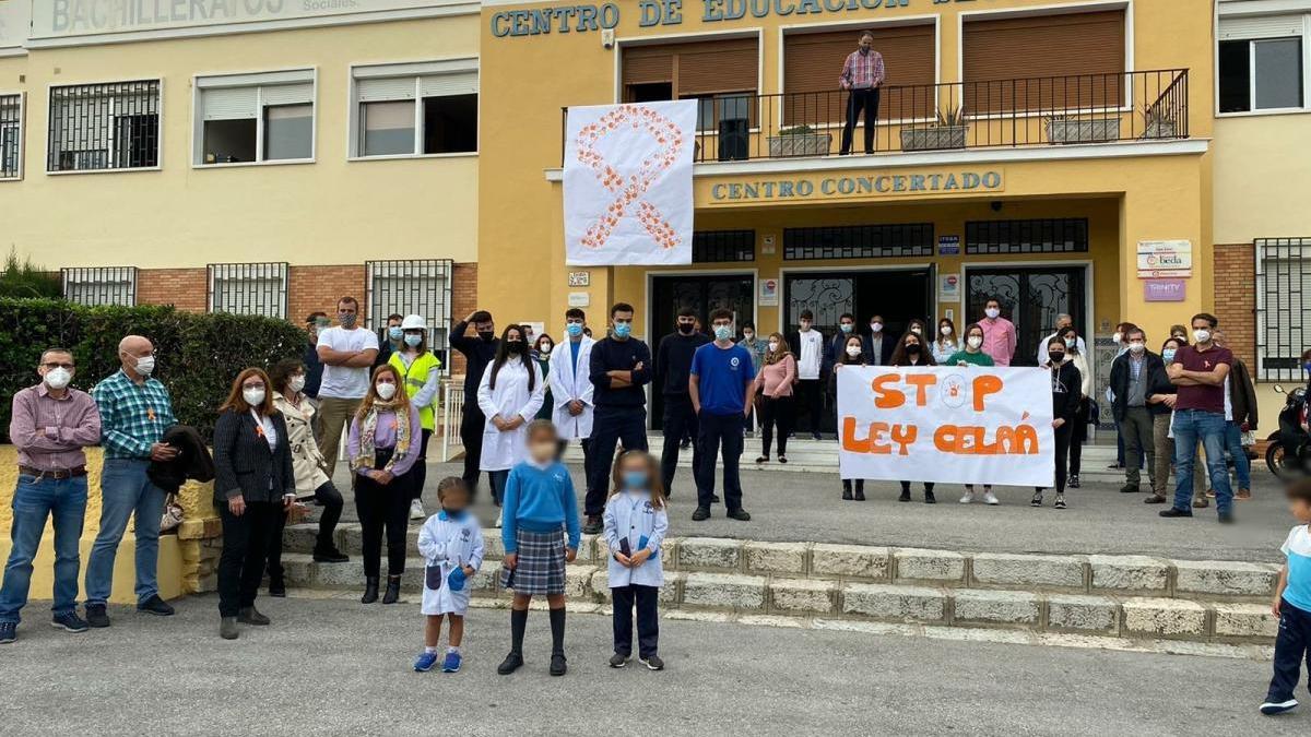 Manifestación en el colegio San Manuel por la &#039;Ley Celaá&#039;